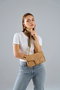 Vince Camuto Bolso Bandolera Camel Piel de Polivinilo Elegante y Funcional 23x7x15 cm